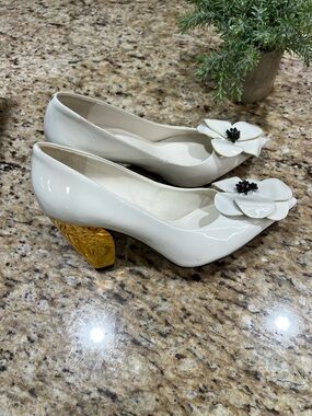 Tory Burch White Patent Floral Accent Pumps with Gold Heel 8M